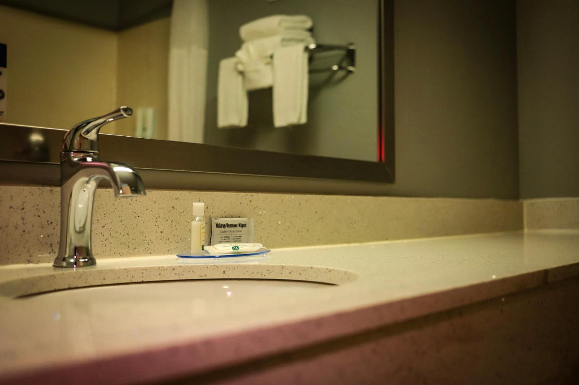 Quality Inn Airport Колорадо Спрингс Екстериор снимка