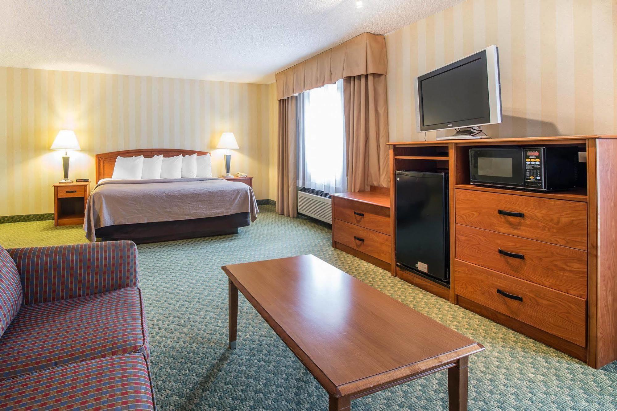 Quality Inn Airport Колорадо Спрингс Екстериор снимка